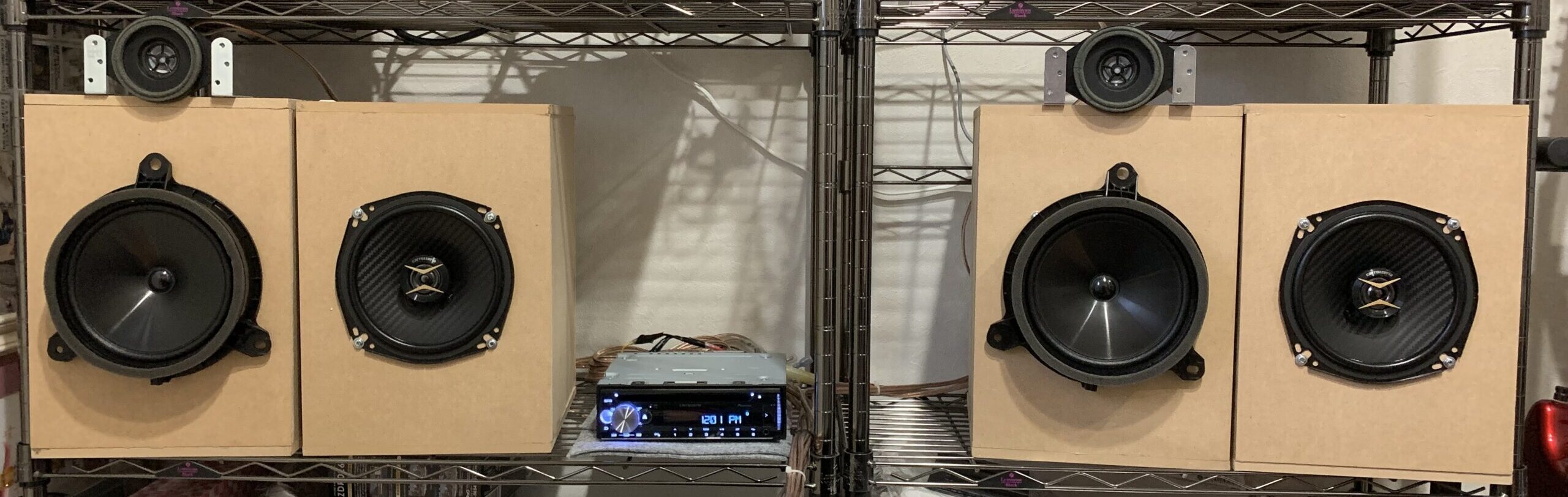 家でヘッドユニットを使っている写真