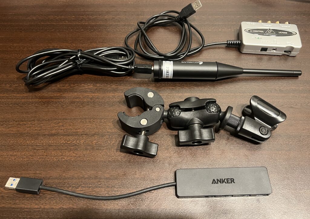 REWの測定に使っている機材(測定用マイクUMM-6、オーディオインターフェースUCA202、マイク固定用クランプ、USBハブ)