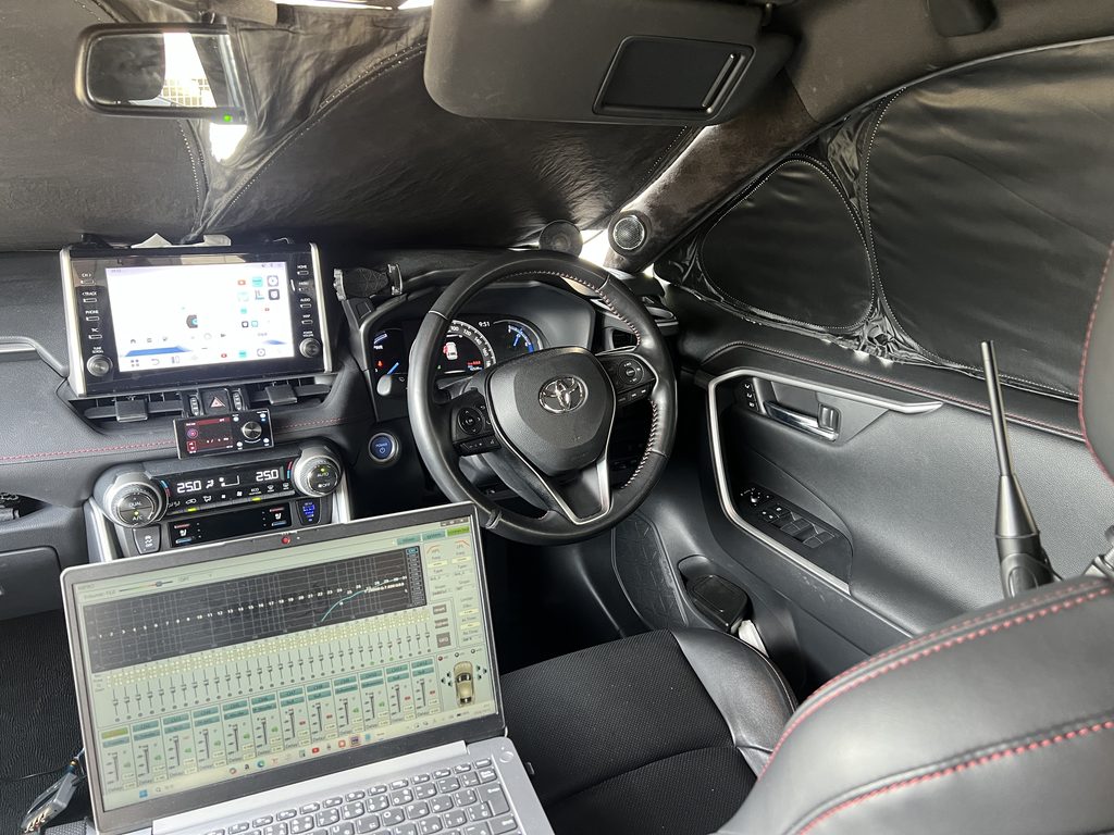 RAV4の車内でノートPCを使ってDSPを調整している様子